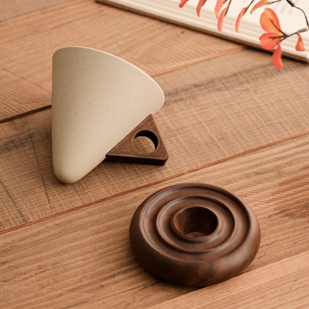 Coffee Tea For Me - 粗陶三角コーンカップ レトロスタイル木製ベース ヴィンテージ陶器マグカップ ティーカップ 手作り漏斗型コーヒーマグ ギフト